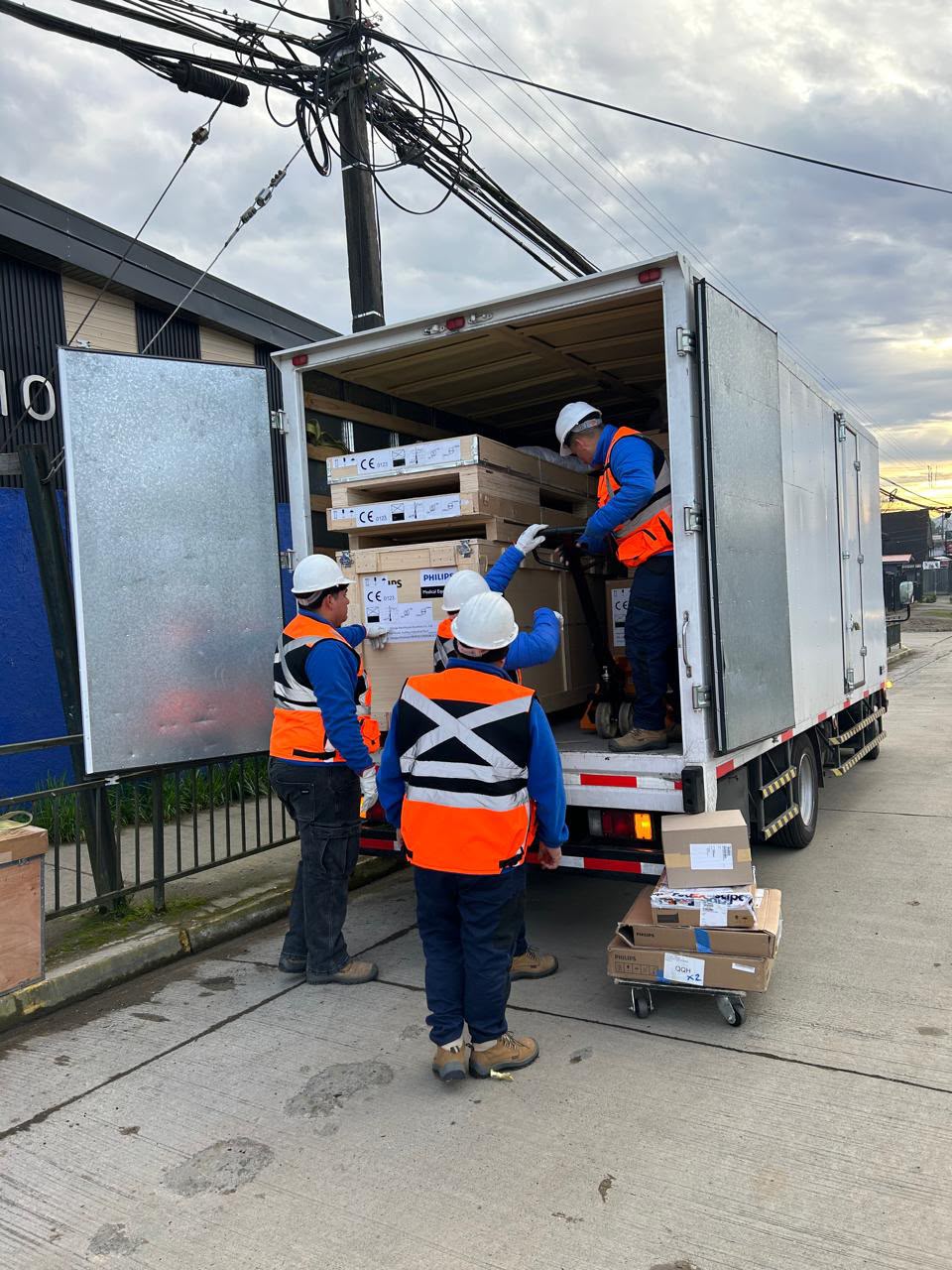Equipo en entrada de clínica