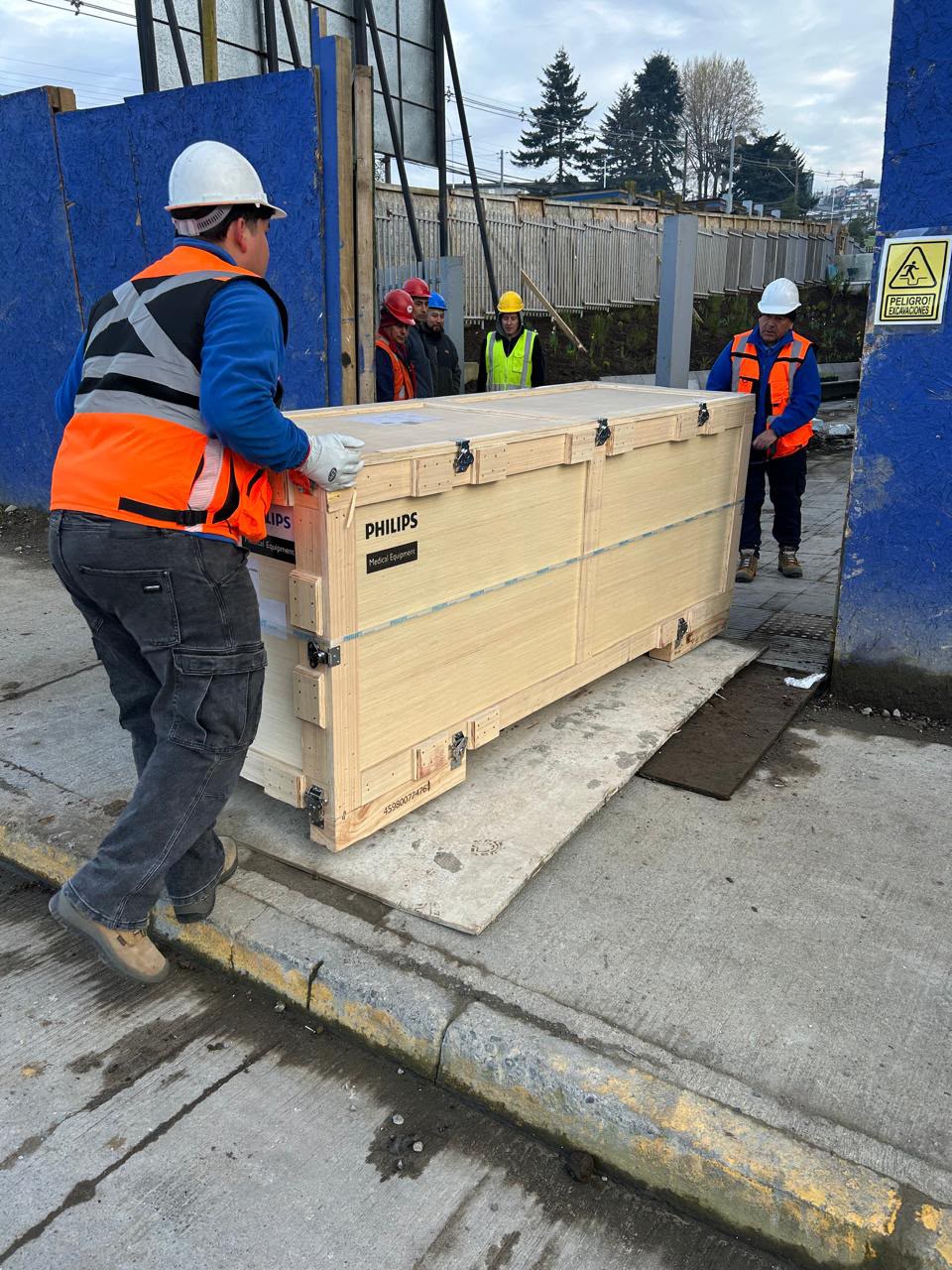 Caja Philips ingresando a instalación